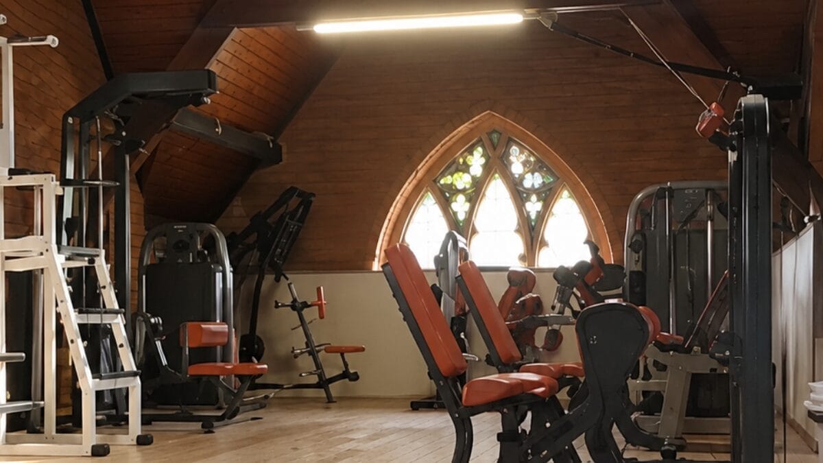 Registro interno da igreja (Foto: Reprodução / Instagram / Paula Vilhena / Imagem Editada)