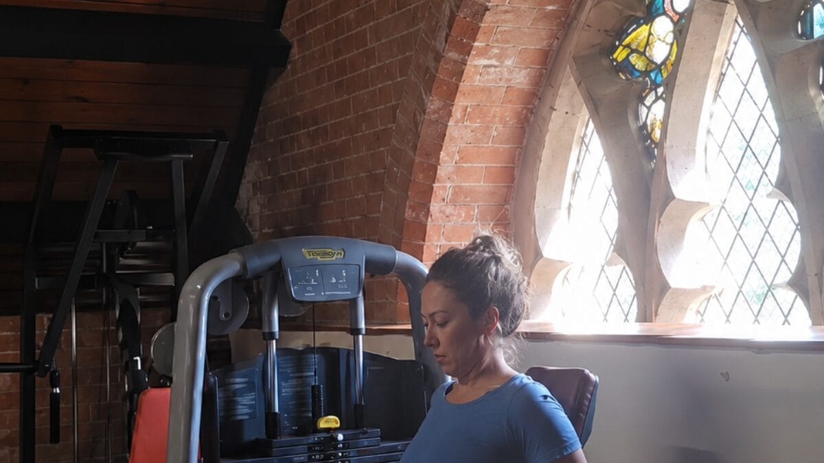 Registro interno da igreja (Foto: Reprodução / Instagram / Paula Vilhena / Imagem Editada)