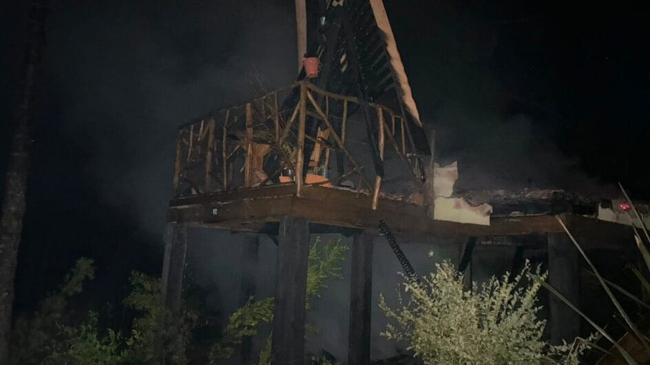 estrutura de cabana que pegou fogo