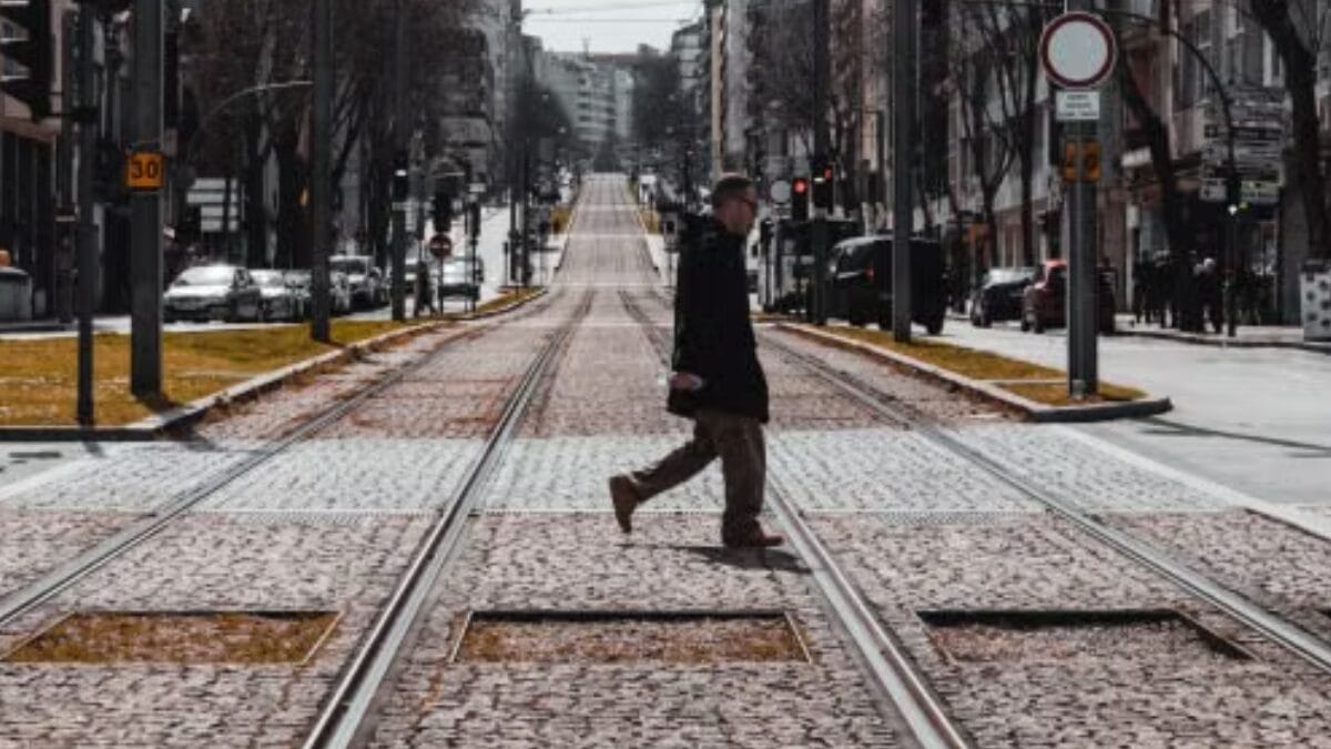 O deslocamento comunitário é o equivalente ao valor para andar na rua sem atrapalhar o fluxo, cerca de 0,44 metro por segundo, segundo o estudo (Foto: Cláudio Castro / Pexels)