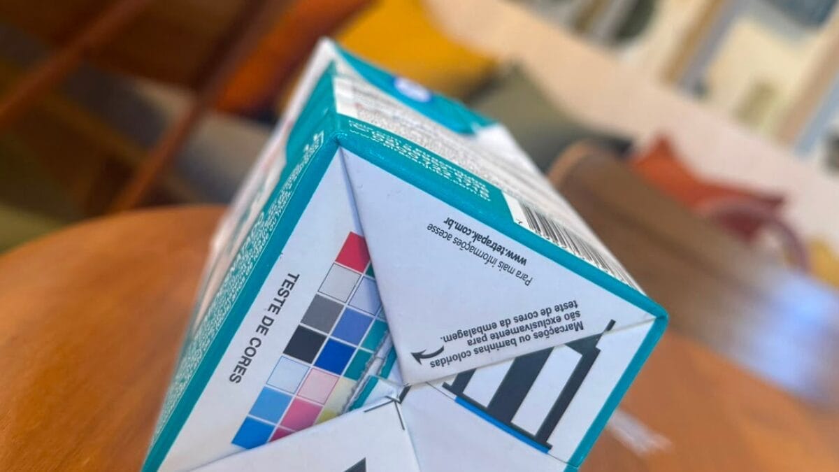 Os blocos coloridos fazem parte do controle de qualidade da impressão gráfica das embalagens e não indicam a qualidade ou a origem do leite. (Foto: Acervo do autor/Reprodução)