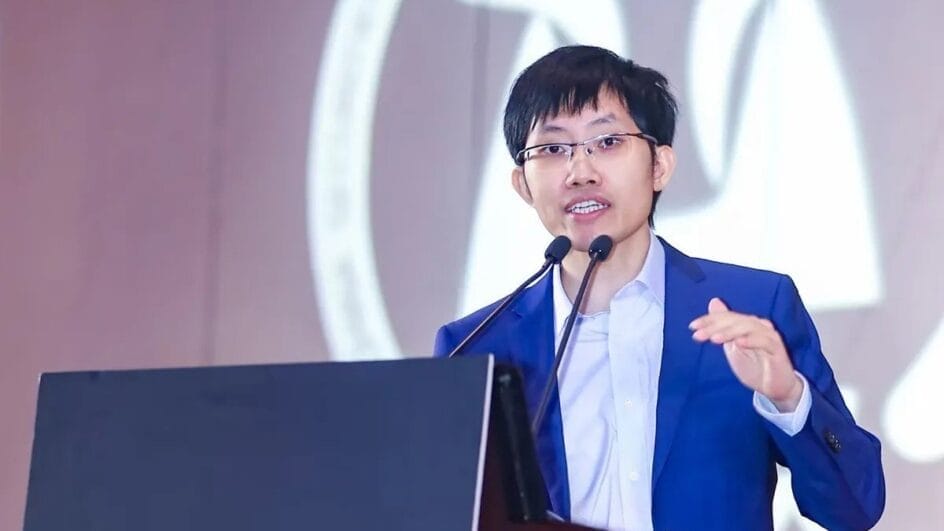 Retrato oficial em plano médio de Liang Wenfeng, fundador da empresa de inteligência artificial DeepSeek