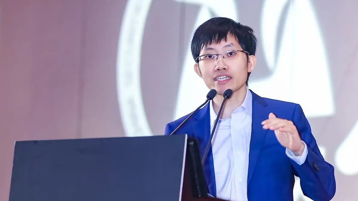 Retrato oficial em plano médio de Liang Wenfeng, fundador da empresa de inteligência artificial DeepSeek