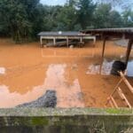 Frente fria com chuva acima de 100 mm em 24 cidades castiga SC e motiva alerta para novos impactos