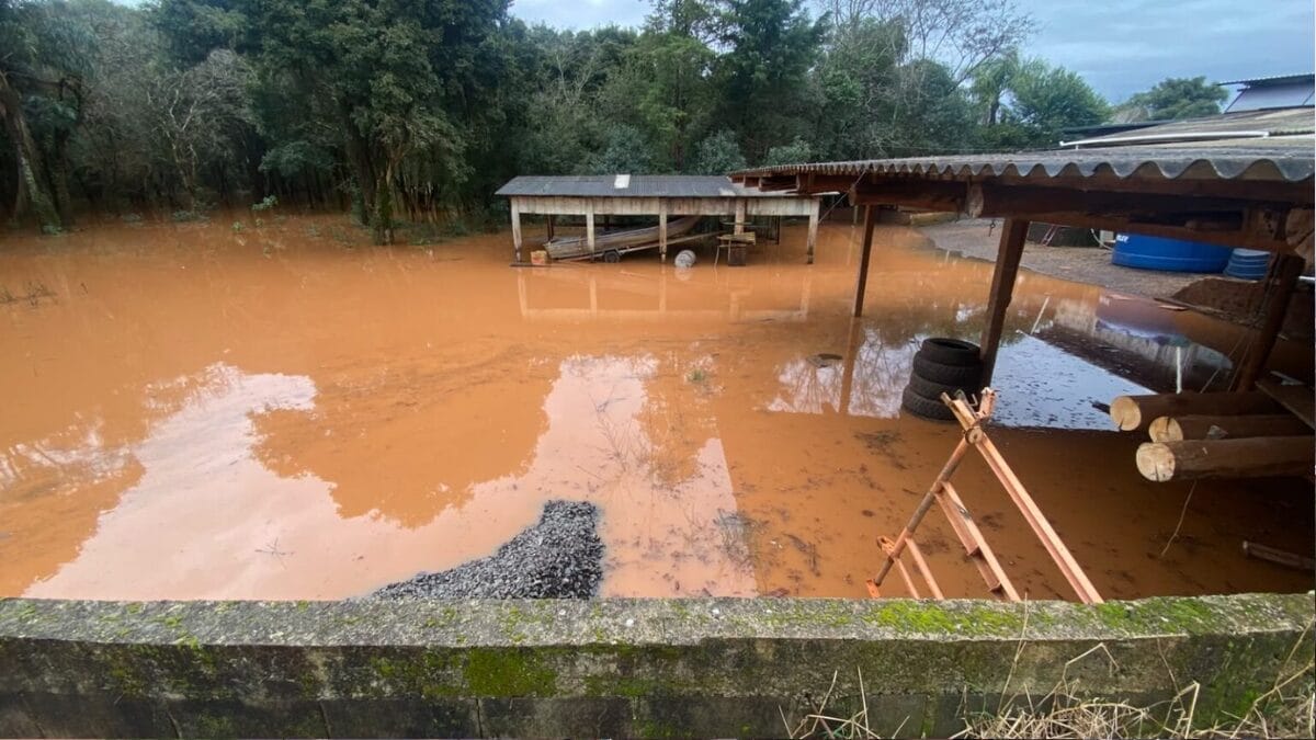 Frente fria com chuva acima de 100 mm em 24 cidades castiga SC e motiva alerta para novos impactos