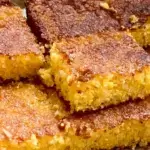 Bolo de flocão sem farinha de trigo fica fofinho e você não precisa de liquidificador nem batedeira