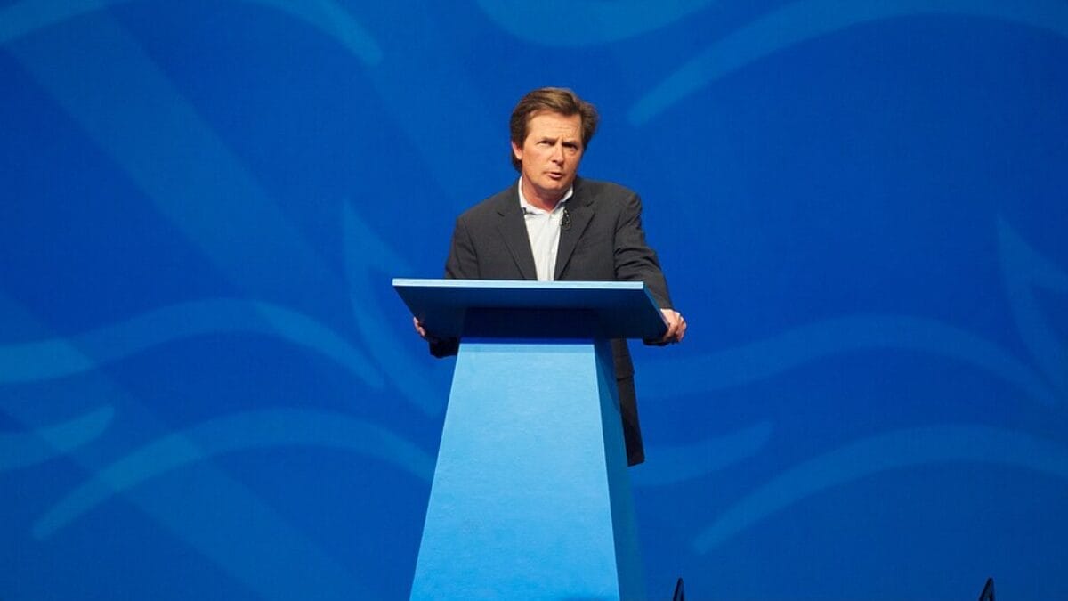 A Michael J. Fox Foundation foi criada em 2000 e transformou o ator em uma das vozes mais conhecidas da pesquisa sobre Parkinson (Foto: Paul Hudson / Wikimedia Commons)