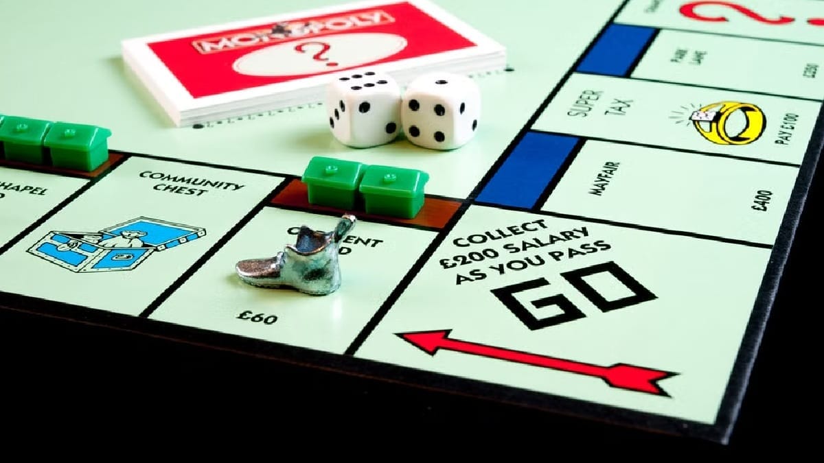 2025: a Hasbro celebrou os 90 anos da edição comercial com novas expansões e uma reformulação visual do jogo clássico (Foto: William Warby / Pexels)