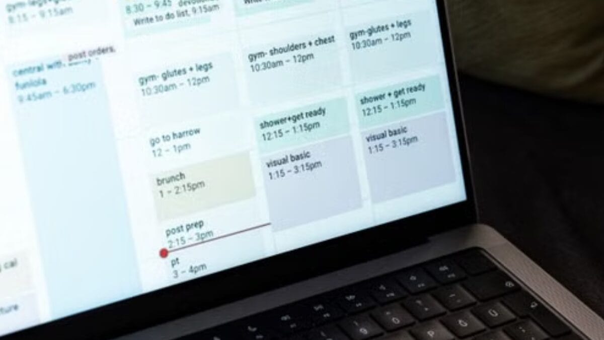Calendários, chamadas e lembretes recorrentes podem revelar os períodos reservados ao trabalho ou aos estudos (Foto: Ahmed ؜ / Pexels)