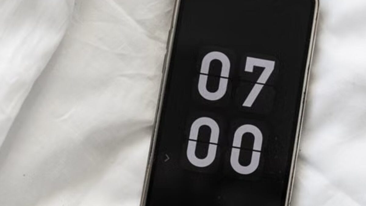 Alarmes, previsão do tempo e primeiras solicitações do dia podem indicar o horário em que a rotina da casa começa (Foto: kasia kurosz / Pexels)