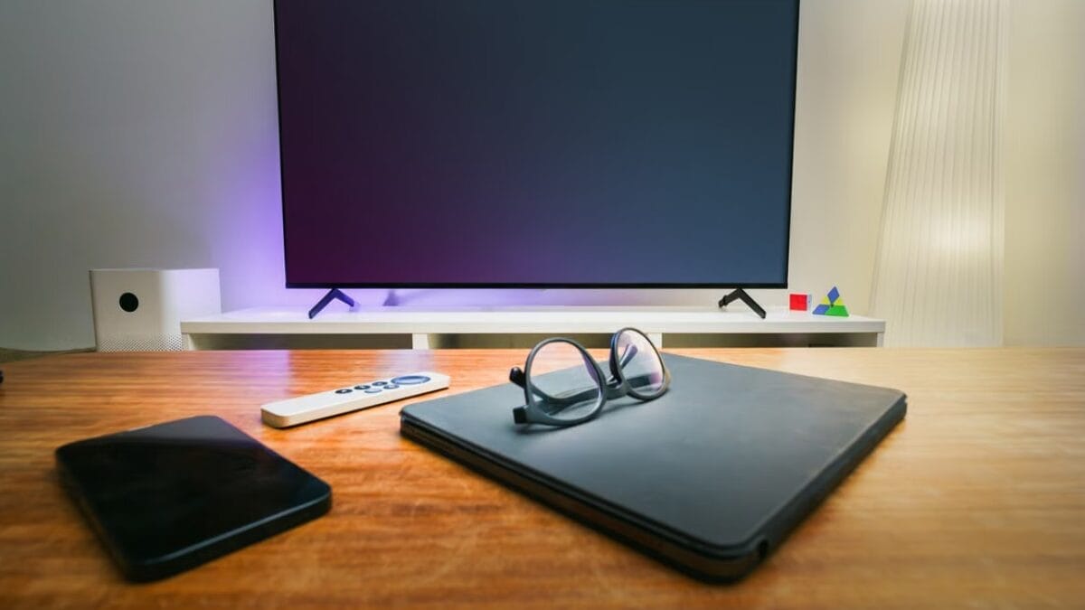 A interrupção dos comandos e o funcionamento programado dos aparelhos podem indicar quando não há pessoas na residência (Foto: Jakub Zerdzicki / Pexels)