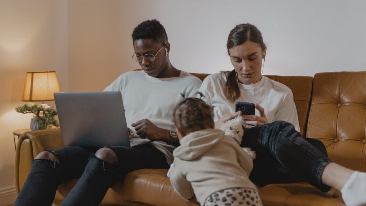 Perfis, vozes, calendários e aparelhos utilizados podem diferenciar as rotinas das pessoas que vivem na mesma casa (Foto: Tima Miroshnichenko / Pexels)