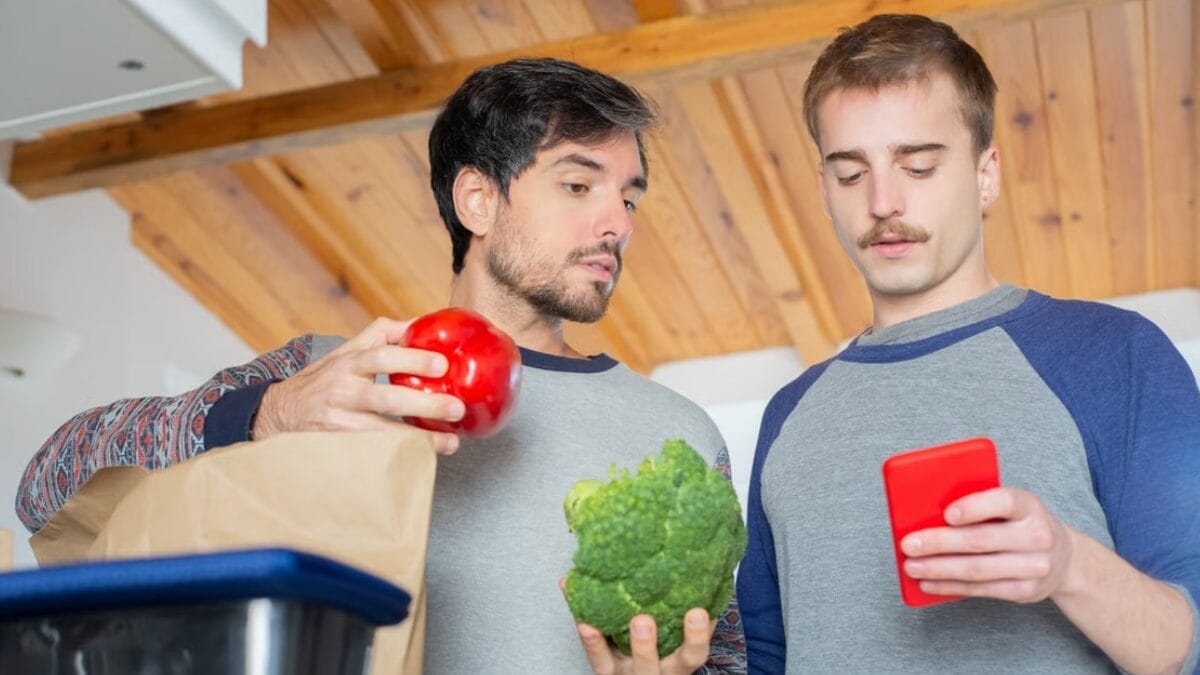 Listas de compras, produtos pesquisados e pedidos recorrentes podem indicar preferências de consumo da família (Foto: Kampus Production / Pexels)