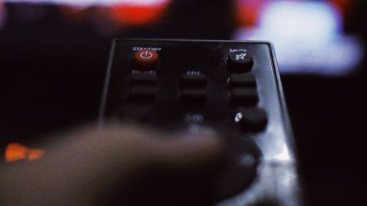 Pedidos de músicas, podcasts, filmes e programas podem registrar preferências e horários de entretenimento (Foto: Nothing Ahead / Pexels)