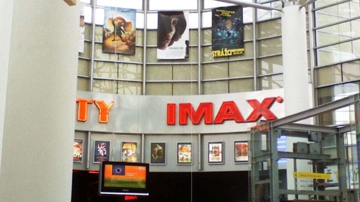 Entrada do IMAX em Praga, onde o equipamento também foi usado em lançamentos como Interestelar e Oppenheimer, todos filmes de Christopher Nolan (Foto: Kucmel007 / Wikimedia Commons)