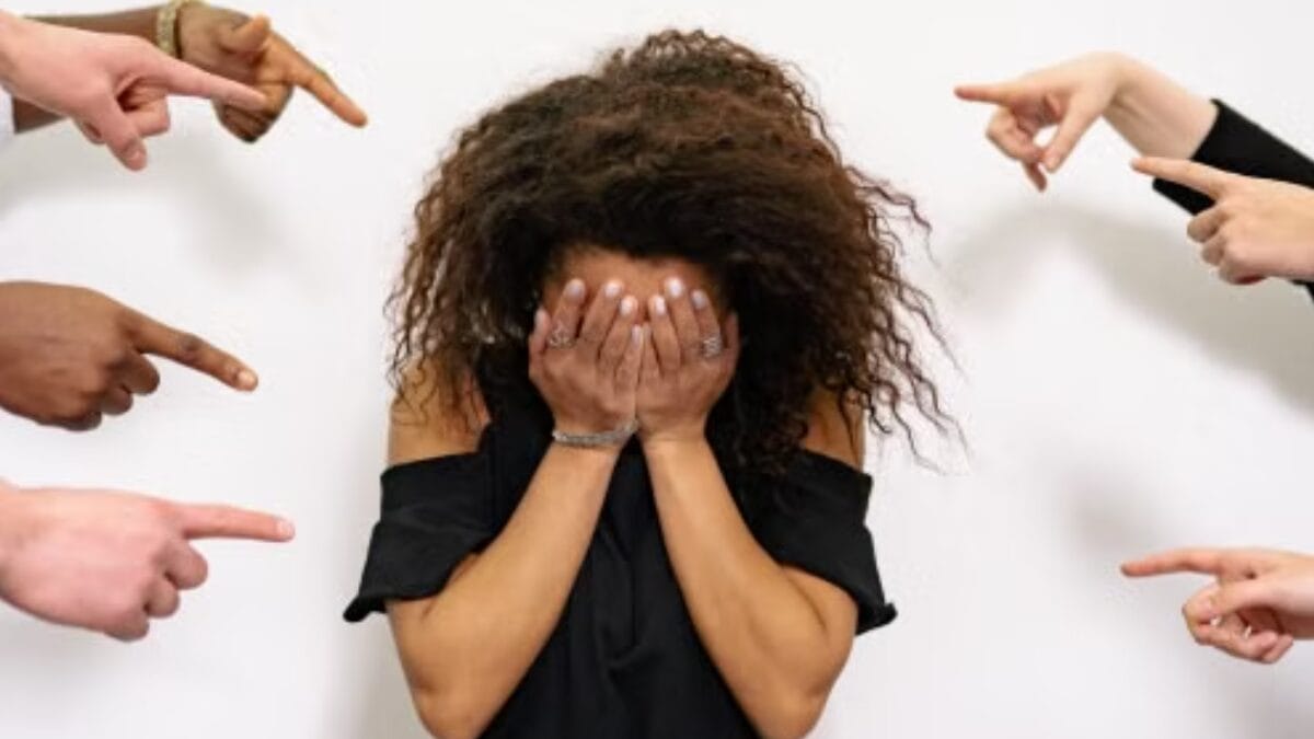 Expor ou ridicularizar uma pessoa diante dos colegas pode agravar o dano; a CLT considera a intensidade da humilhação e o grau de publicidade da ofensa; imagem ilustrativa (Foto: Yan Krukau / Pexels)