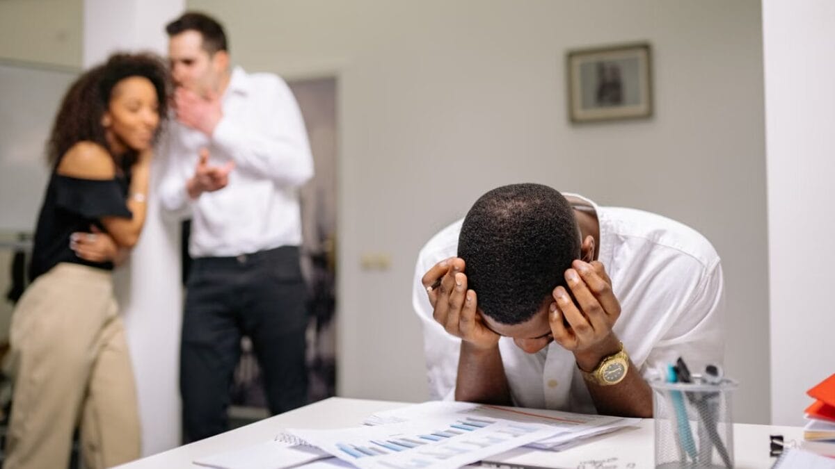 Segundo o Ministério Público do Trabalho, assédio moral envolve práticas “abusivas, humilhantes ou constrangedoras” que atingem a dignidade e podem ocorrer de forma única ou repetida; imagem ilustrativa (Foto: Yan Krukau / Pexels)