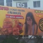 Apuração sobre outdoor com ex-atriz 18+ Mia Khalifa a poucos metros de creche em Araranguá é arquivada pelo MPSC
