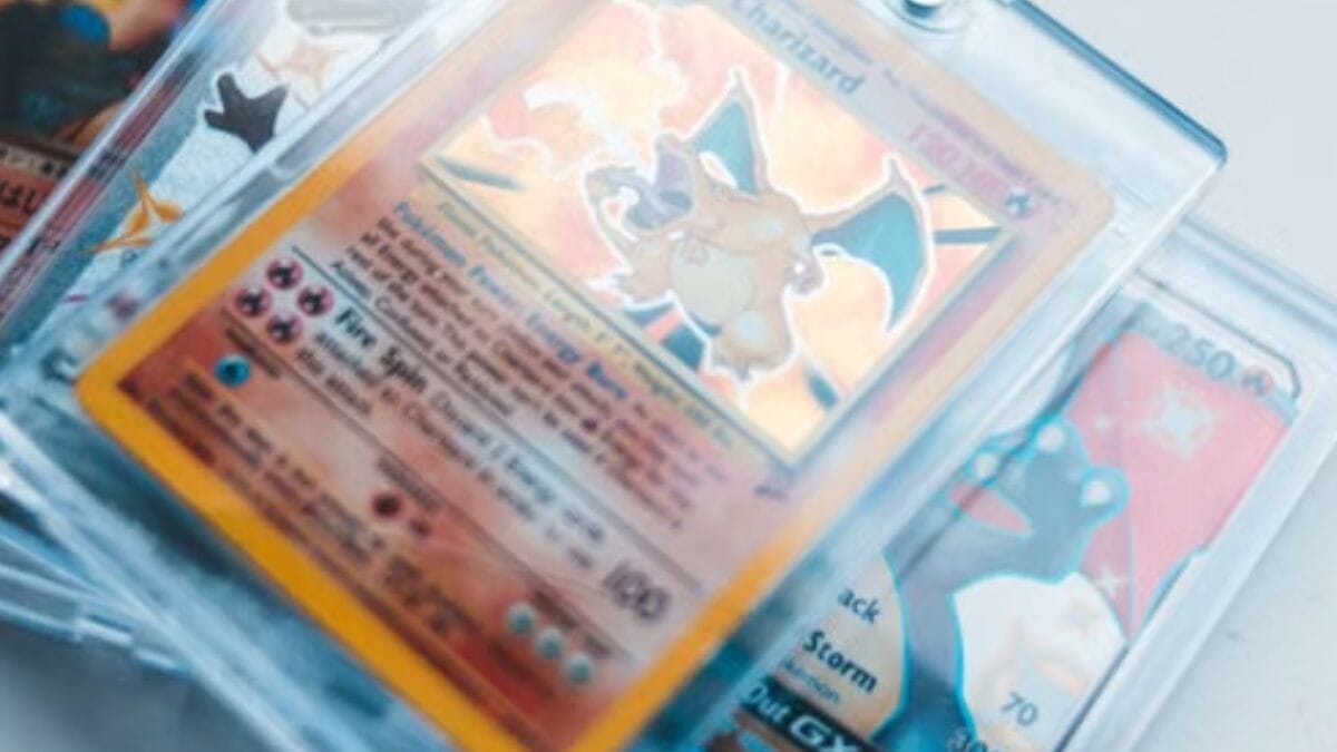 Efeito holográfico: cartas tradicionais concentram o brilho na ilustração, enquanto versões Reverse Holo aplicam o acabamento nas áreas externas da imagem (Foto: Erik Mclean / Pexels)