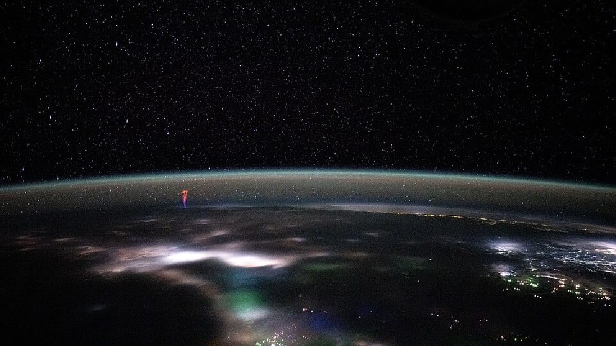 Sprites são descargas vermelhas que aparecem acima de tempestades, duram poucos milissegundos e podem alcançar dezenas de quilômetros de altura (Foto: Matthew Dominick/NASA / Wikimedia Commons)