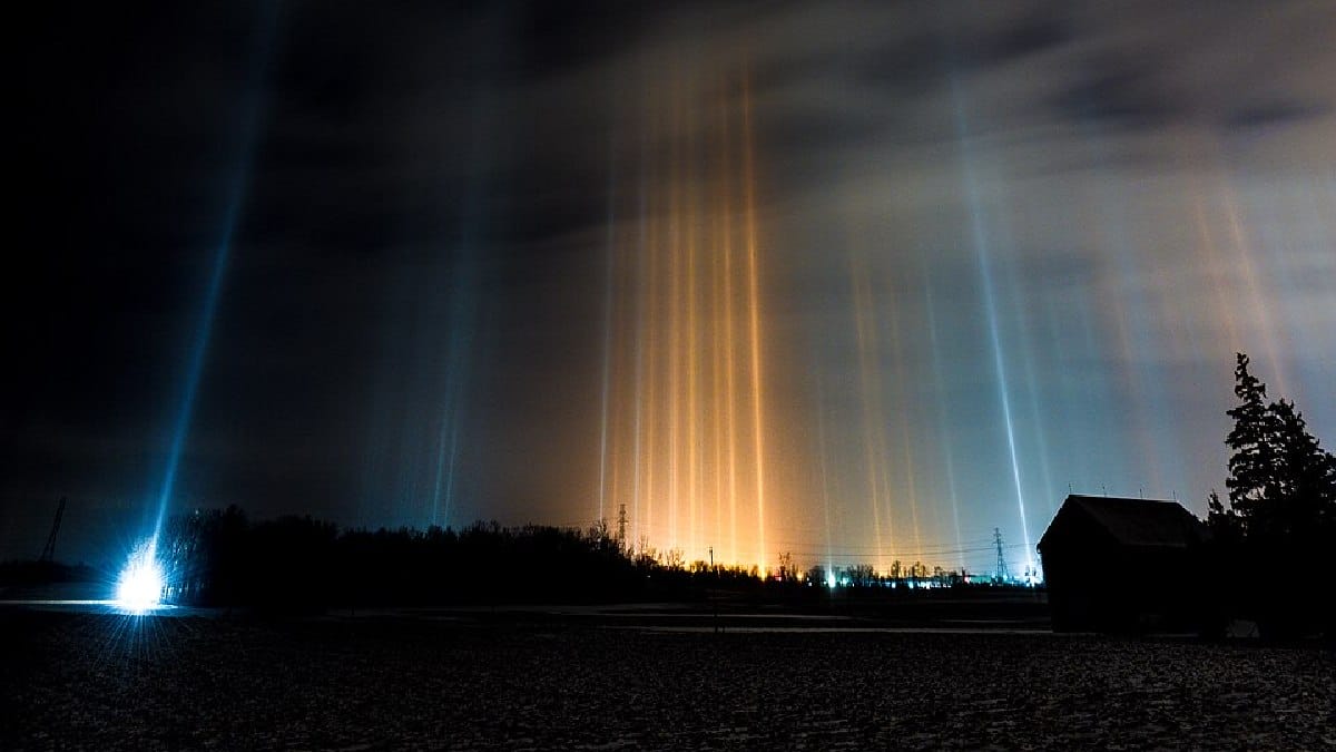 Pilares de luz são reflexos de postes e outras fontes luminosas em cristais de gelo planos suspensos no ar (Foto: Ray Majoran / Wikimedia Commons)