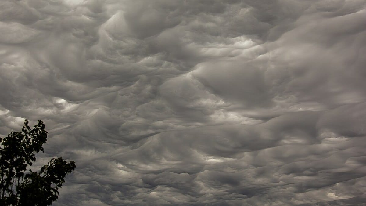 Asperitas apresentam ondulações caóticas na base e transformam o céu em uma superfície semelhante a um mar revolto visto por baixo (Foto: David Zhang / Wikimedia Commons)
