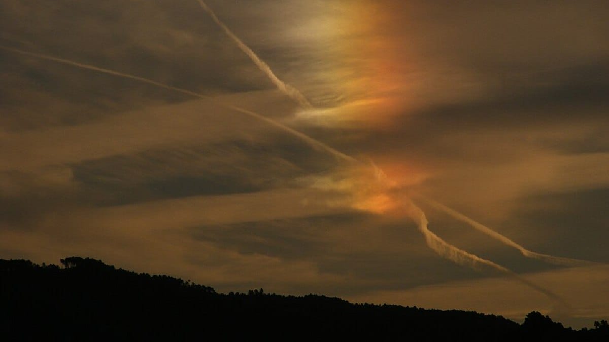 Chamado popularmente de arco-íris de fogo, o arco circum-horizontal surge quando cristais de gelo refratam a luz solar em nuvens altas (Foto: Gil Costa / Wikimedia Commons)