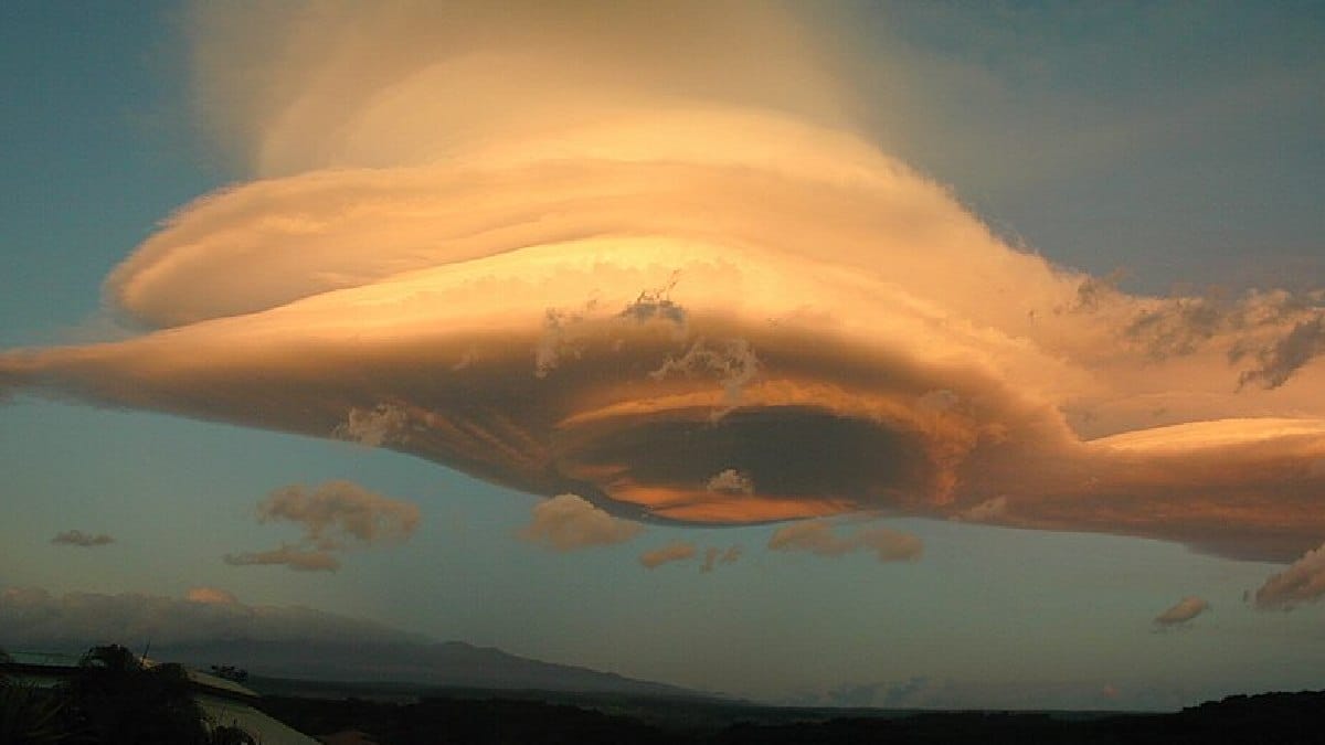 Nuvens lenticulares ganham formato de lente quando o ar úmido sobe e desce em ondas após atravessar uma montanha (Foto: Peter Michaud/International Gemini Observatory / Wikimedia Commons)