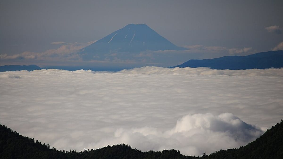 Mar de nuvens ocorre quando neblina ou nuvens baixas ocupam os vales, enquanto os picos permanecem acima da camada branca (Foto: Alpsdake / Wikimedia Commons)