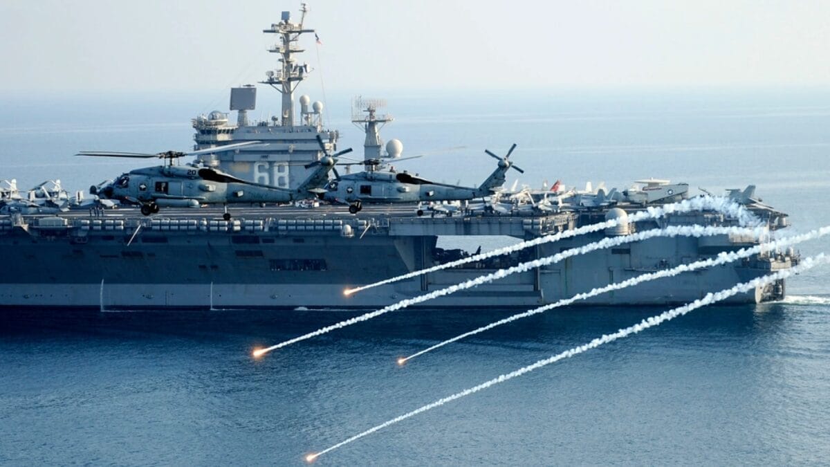 Porta-aviões permaneceu nas águas próximas do RJ durante missão de cooperação entre as Marinhas do Brasil e dos Estados Unidos (Foto: George Penney / U.S. Navy / DVIDS)