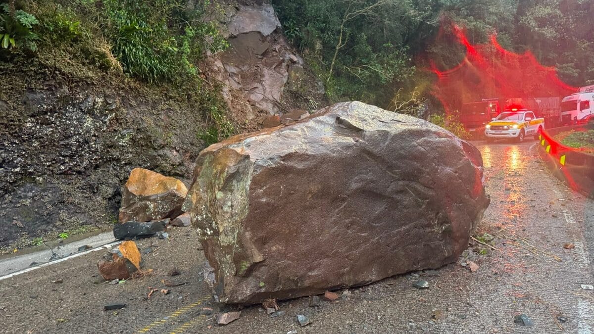 pedras sobre rodovia