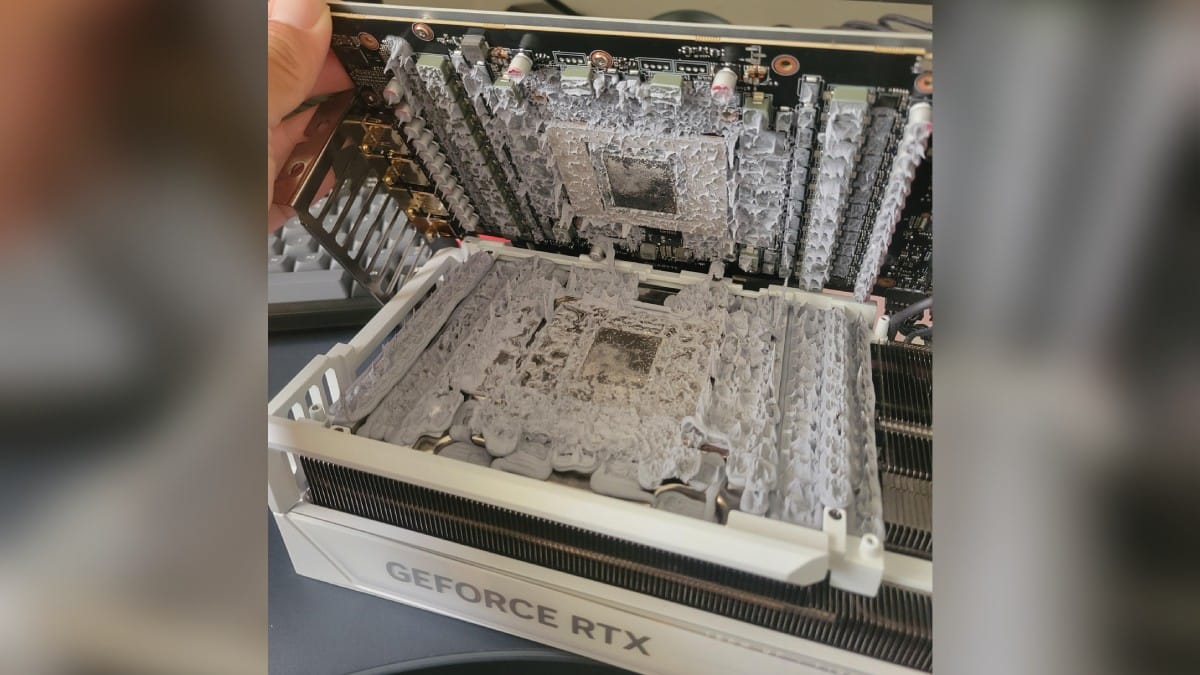 Pasta térmica cinza espalhada completamente os componentes de uma RTX 5090 Aorus