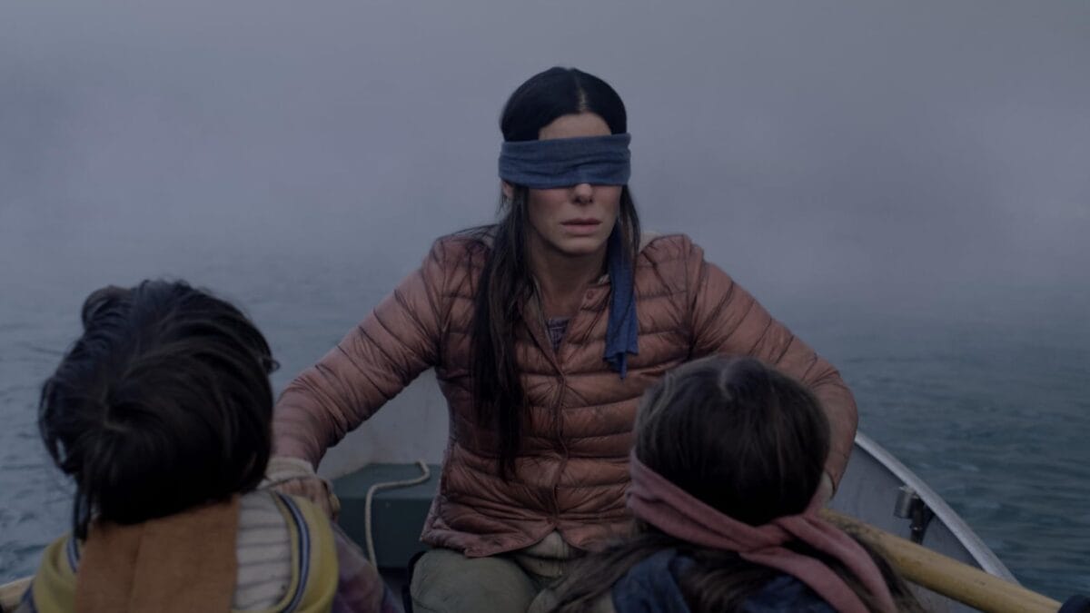 Em Bird Box (2018), a atriz vive Malorie, mulher que atravessa um mundo dominado por entidades misteriosas e precisa viajar vendada para proteger duas crianças (Foto: Divulgação / IMDb)