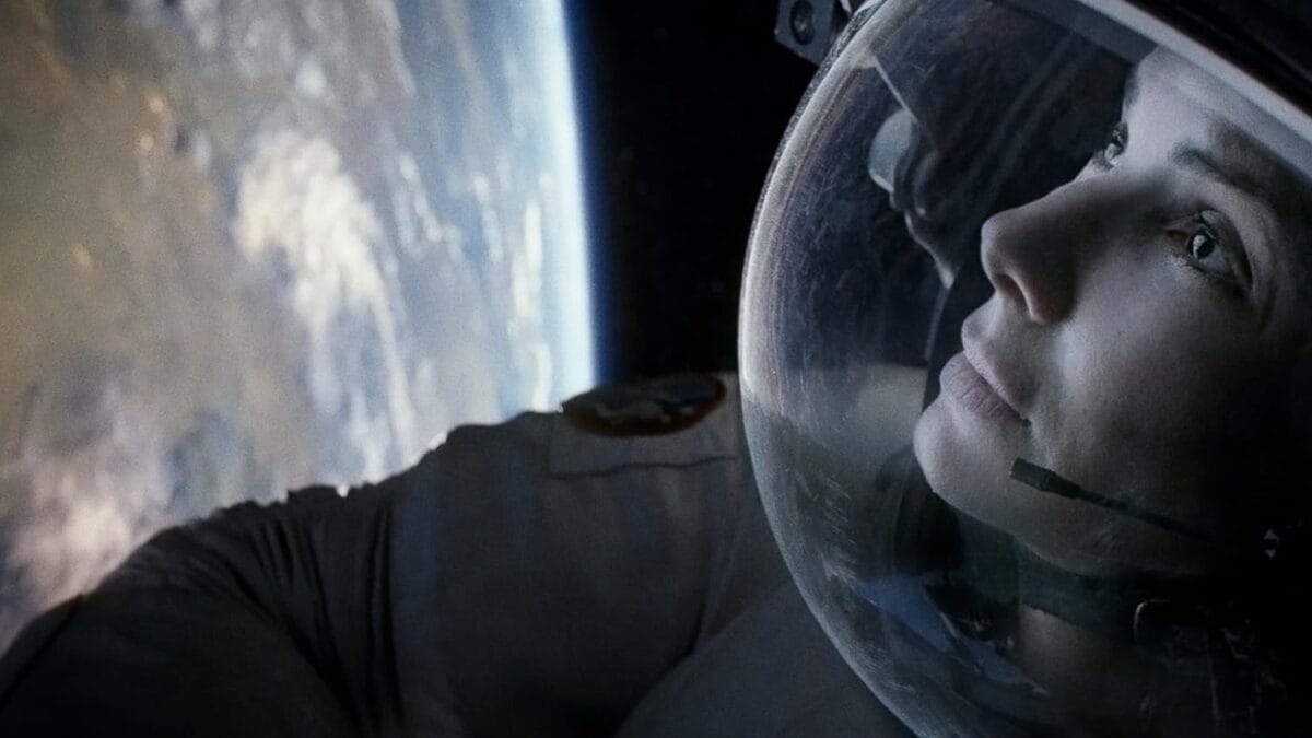 Em Gravidade (2013), Sandra Bullock interpreta a astronauta Ryan Stone, que fica à deriva no espaço após uma chuva de destroços destruir parte de sua missão (Foto: Divulgação / IMDb)