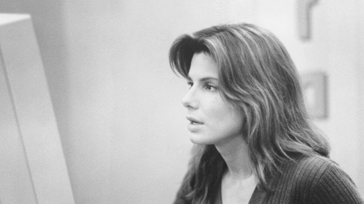 No suspense A Rede (1995), a atriz vive uma especialista em informática que tem sua identidade apagada após descobrir uma conspiração escondida em um programa de computador (Foto: Divulgação / IMDb)