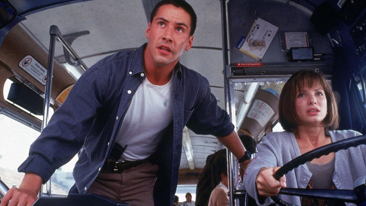 Em Velocidade Máxima (1994), Sandra Bullock interpreta Annie Porter, passageira que assume o volante de um ônibus programado para explodir caso reduza a velocidade (Foto: Divulgação / IMDb)