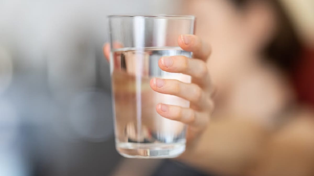 A reposi&ccedil;&atilde;o de l&iacute;quidos ajuda a evitar a desidrata&ccedil;&atilde;o causada por epis&oacute;dios prolongados ou frequentes de diarreia (Foto: Engin Akyurt / Pexels)