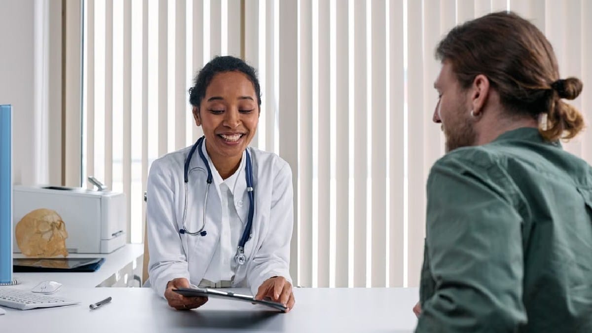 O diagn&oacute;stico pode exigir testes espec&iacute;ficos de fezes, enquanto o tratamento de escolha combina trimetoprima e sulfametoxazol sob prescri&ccedil;&atilde;o m&eacute;dica (Foto: cottonbro studio / Pexels)