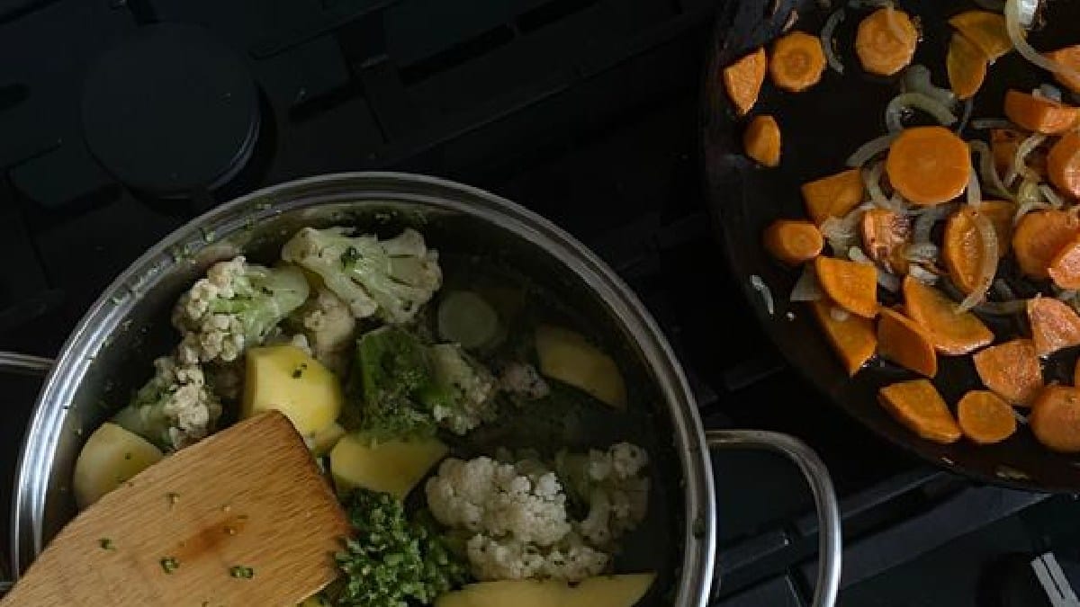 O cozimento adequado mata a Cyclospora, mas n&atilde;o protege alimentos frescos que ser&atilde;o ingeridos crus (Foto: Jul Droo / Pexels)