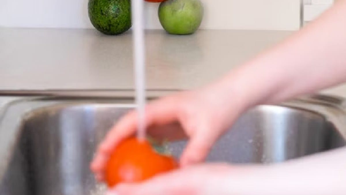 Frutas e verduras precisam ser lavadas mesmo quando a embalagem informa que o produto j&aacute; passou por higieniza&ccedil;&atilde;o (Foto: Polina Zimmerman / Pexels)