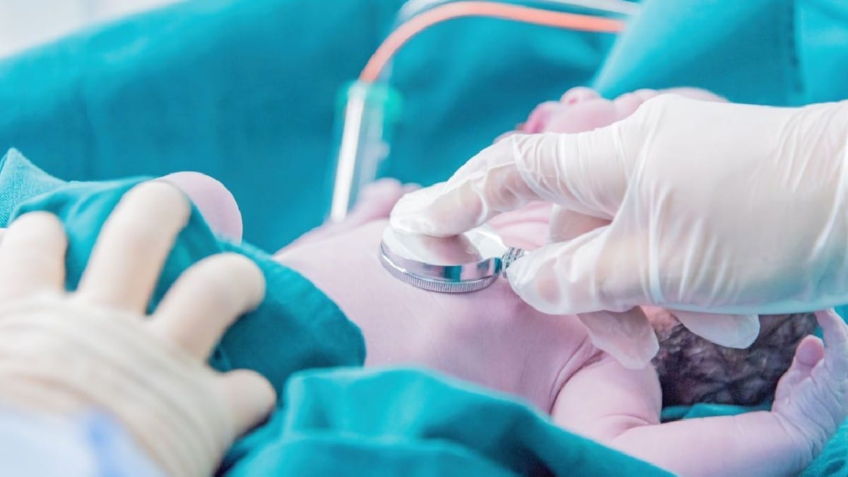 Antes de exames ou coletas, profissionais devem confirmar o bebê com pelo menos dois identificadores, não apenas pela aparência (Foto: Lemniscate L / Pexels)
