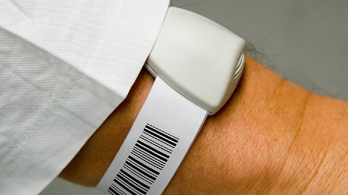 Modelo de tag hospitalar; em maternidades que adotam o sistema, o sensor pode alarmar ao ser removido ou levado até uma saída (Foto: Sonitor Technologies / Wikimedia Commons)