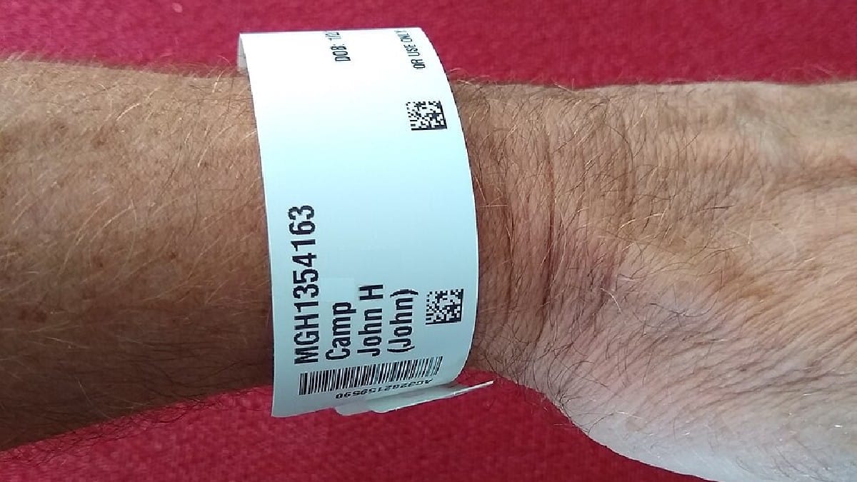 Códigos de barras conectam a pulseira aos identificadores registrados no sistema hospitalar e ampliam a conferência dos dados (Foto: Whoisjohngalt / Wikimedia Commons)