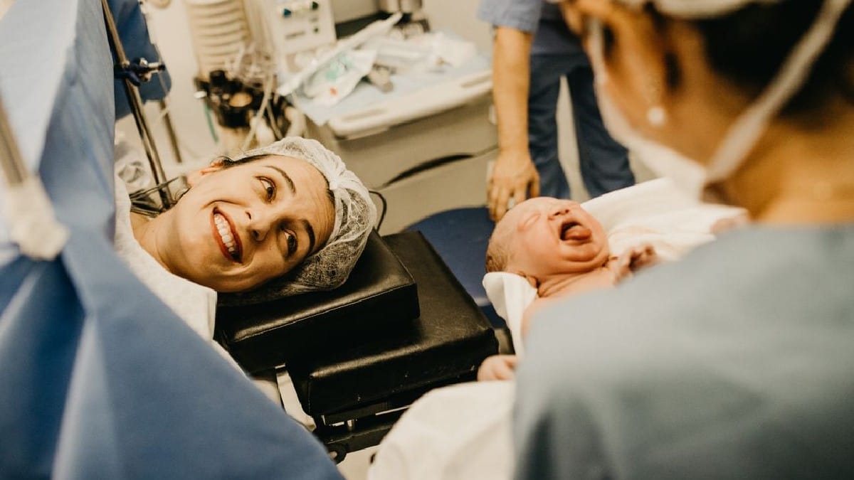 A pulseira do bebê deve ser colocada e conferida ainda no ambiente do parto, antes de qualquer transferência (Foto: Jonathan Borba / Pexels)