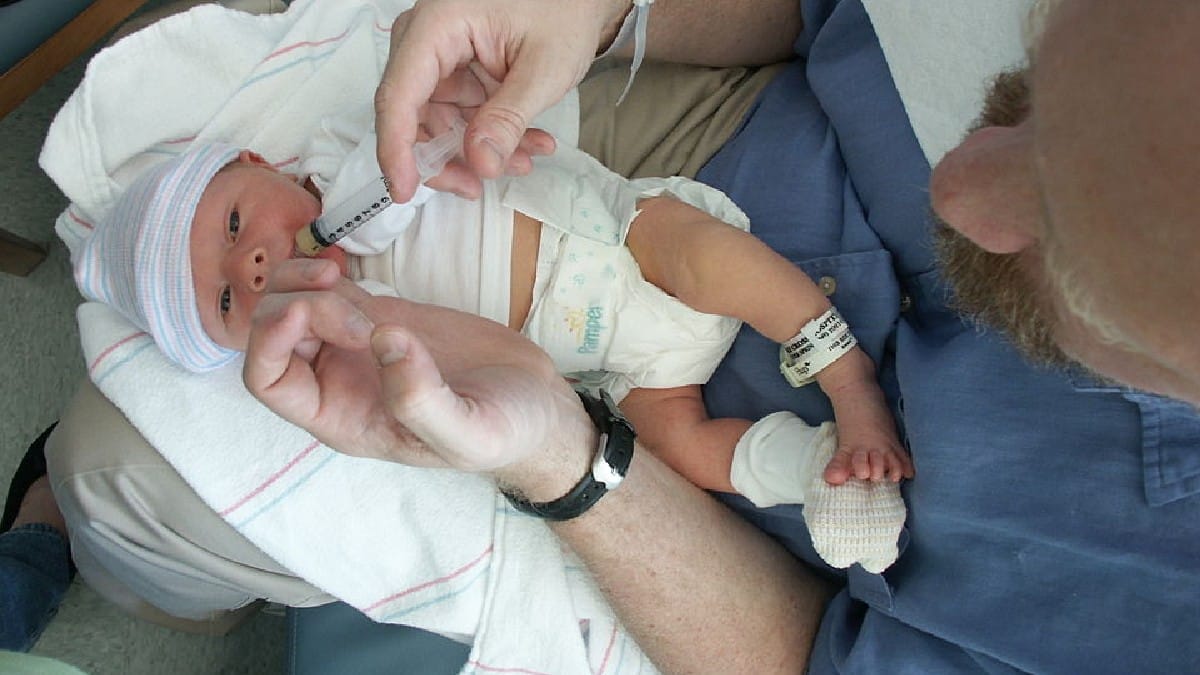 Pulseiras vinculadas ao responsável e ao recém-nascido permitem comparar os dados durante os cuidados hospitalares (Foto: Paul / Wikimedia Commons)