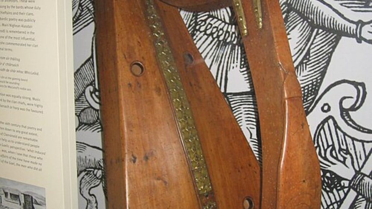 A harpa Lamont, produzida na Escócia no século XV, exemplifica os instrumentos usados para acompanhar canções e narrativas medievais (Foto: Goldbunny 88 / Wikimedia Commons)