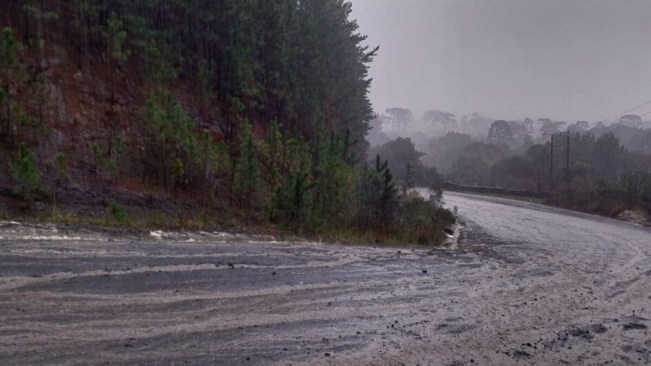 estrada no interior em dia de chuva