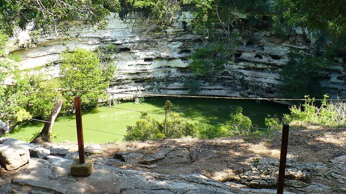 Perto do Cenote Sagrado, um depósito ritual reuniu 64 indivíduos jovens do sexo masculino, incluindo dois pares de gêmeos idênticos (Foto: Altairisfar / Wikimedia Commons)