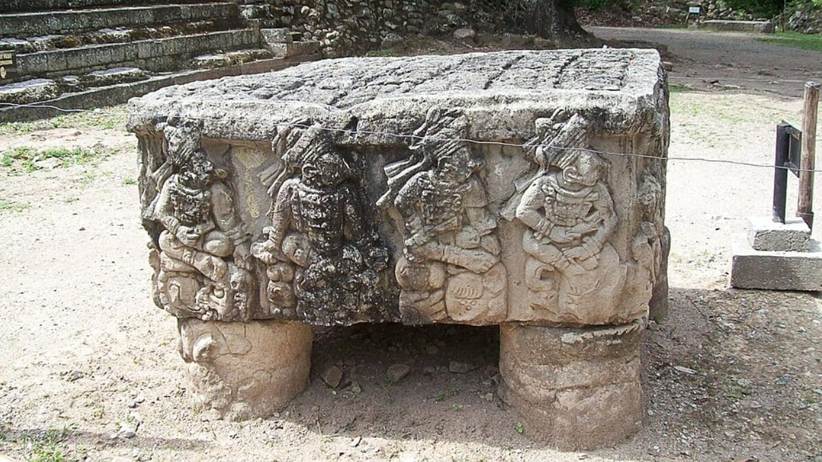 O Altar Q registra a dinastia de Copán; DNA antigo analisou um possível governante acompanhado por um sepultamento sacrificial (Foto: Adalberto Hernandez Vega / Wikimedia Commons)