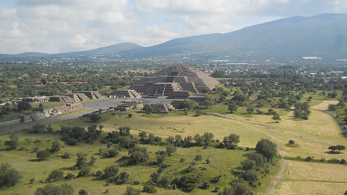 Oferendas colocadas nas fundações de monumentos de Teotihuacán continham restos humanos ligados a cerimônias de consagração (Foto: Adert / Wikimedia Commons)